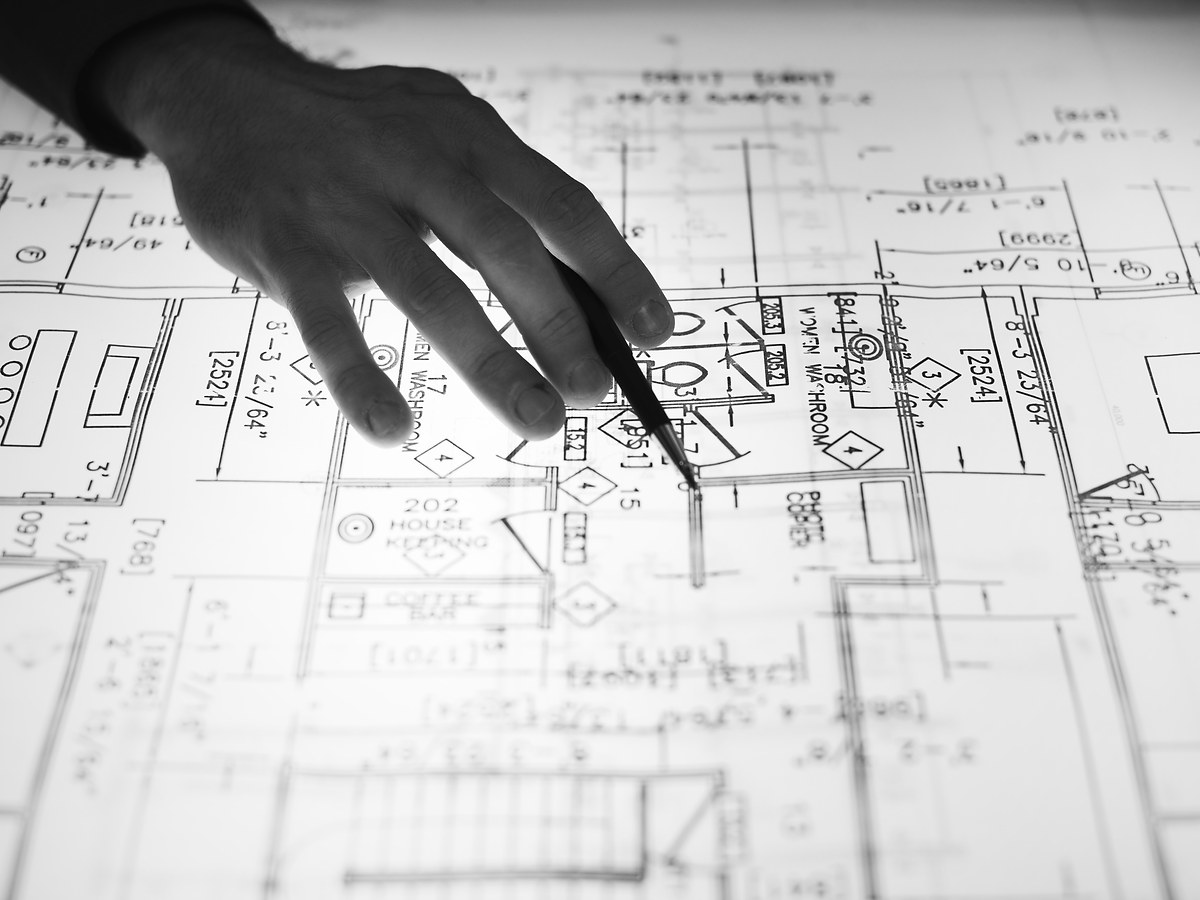Un ingeniero revisa planos técnicos de producción